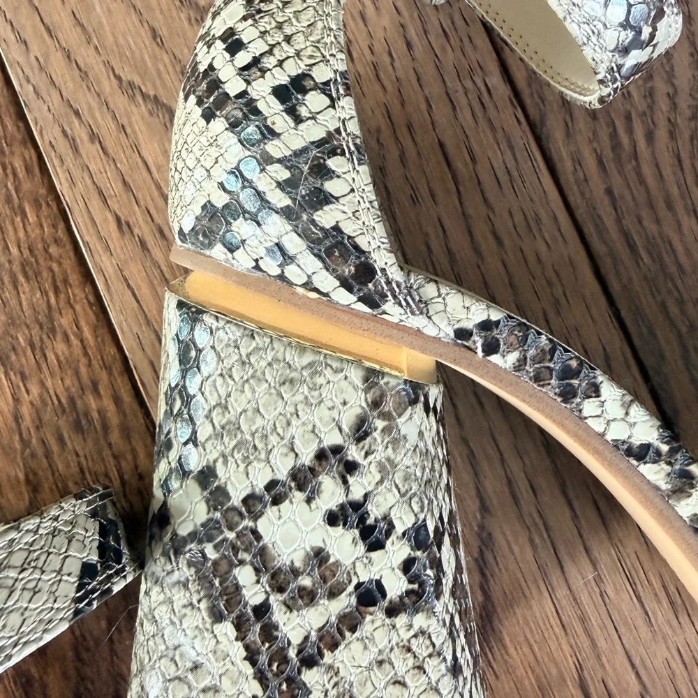 Bershka Snakeskin Heels Square Toe Block Heel Sandals Size 9 Chic Trendy Neutral